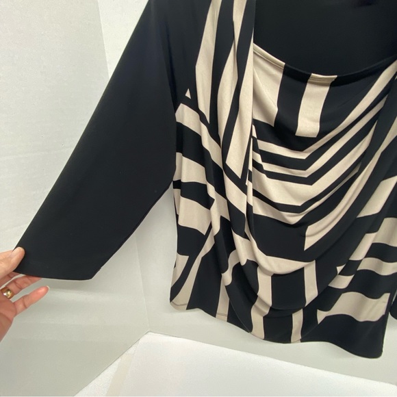 Chico’s womens size 2 Black Beige 3/4 sleeve top abstract sleeve unique neckline - Picture 8 of 10